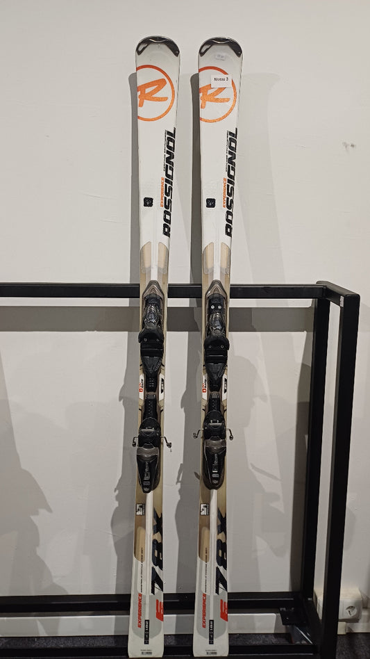 Vooraanzicht van tweedehands Rossignol Experience 78 X ski's in wit en oranje inclusief bindingen.