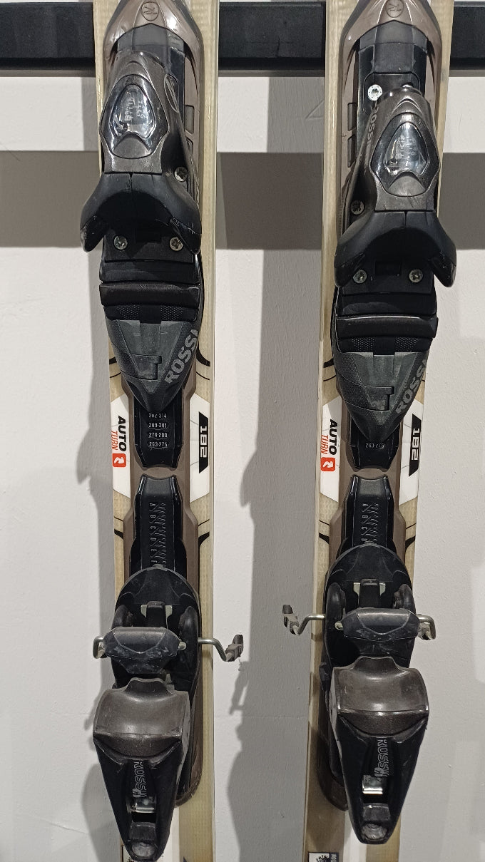 Close-up van de gemonteerde Rossignol Axium bindingen op de Experience 78.