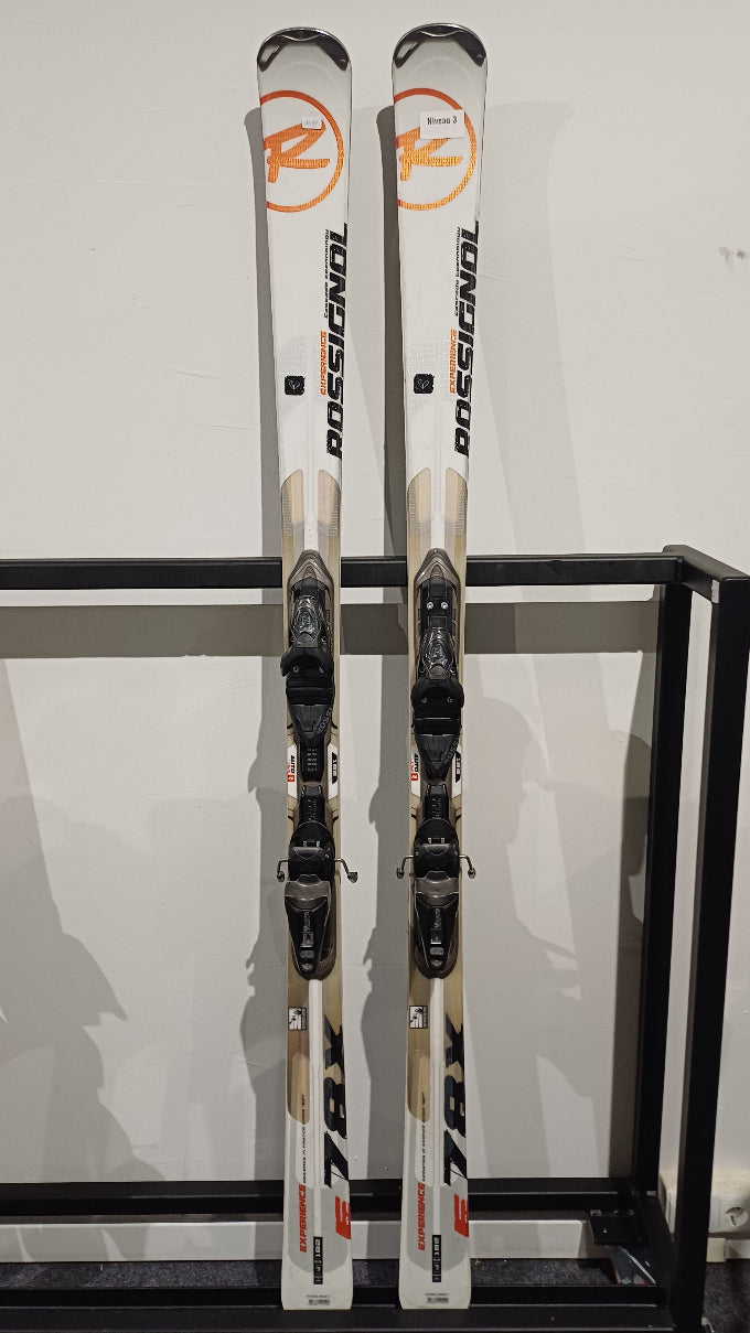 Vooraanzicht van Rossignol Experience 78 X ski's in wit en oranje inclusief bindingen.