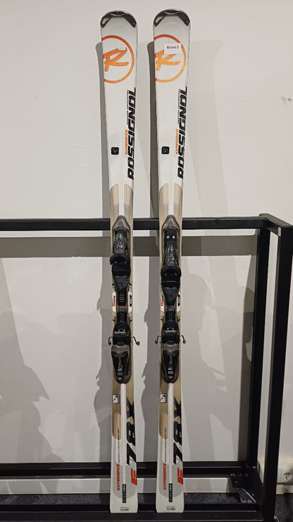 Vooraanzicht van Rossignol Experience 78 X ski's in wit en oranje inclusief bindingen.