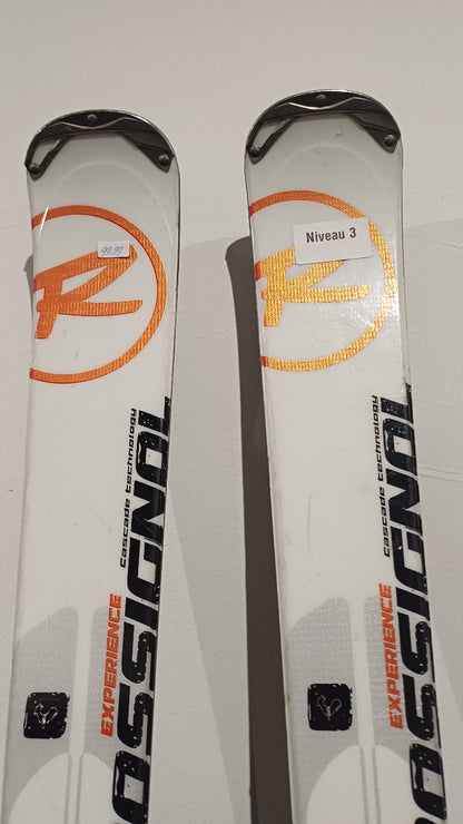 Detail van de witte ski-tips voorzien van Cascade Technology en het Rossignol logo.