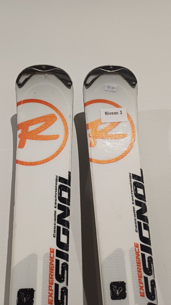 Detail van de witte ski-tips voorzien van Cascade Technology en het Rossignol logo.