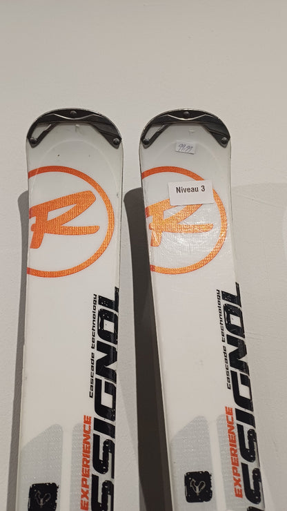 Detail van de witte ski-tips voorzien van Cascade Technology en het Rossignol logo.