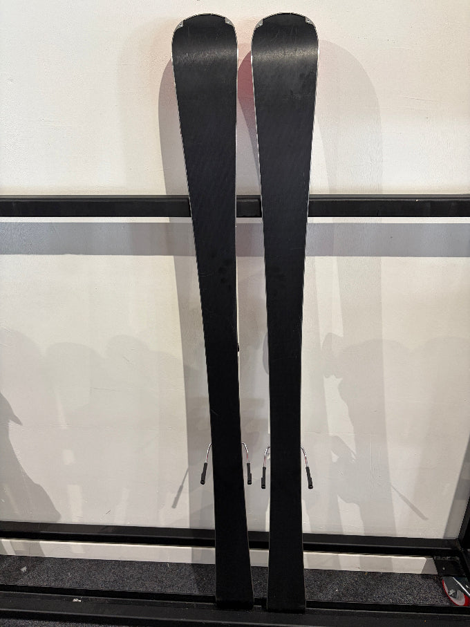 De achterzijde van de Rossignol React 6 Impact ski's 