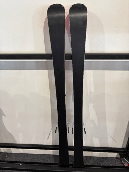 De achterzijde van de Rossignol React 6 Impact ski's 