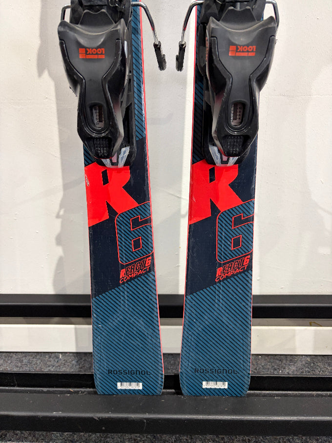 De onderzijde van de Rossignol React 6 Impact ski's met modelnaam en specificaties.