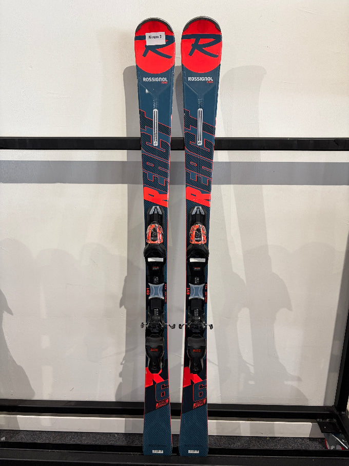 Vooraanzicht van de Rossignol React 6 Impact ski's met Look bindingen