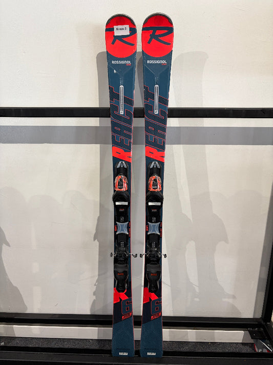 Vooraanzicht van de Rossignol React 6 Impact ski's met Look bindingen